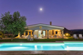 Villa Janas Luxury Villa surrounded by large park, swimming pool, parking and Wifi